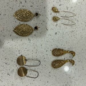 Elegant Gold Earrings Set